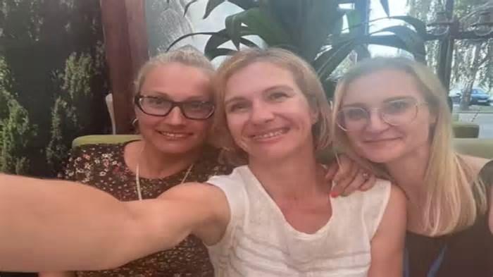 Mulher adotada contrata detetive e encontra duas irmãs biológicas, após 44 anos
