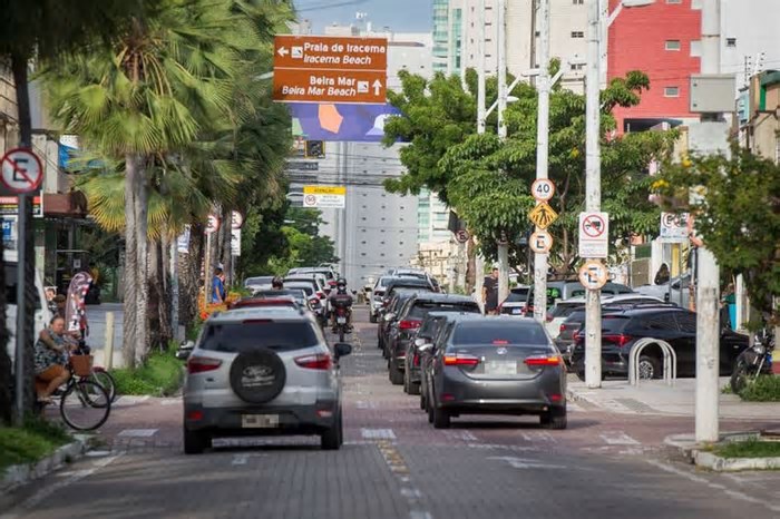 Das confecções ao comércio popular: Av. Monsenhor Tabosa tem metade de lojas abertas e 'cartel' de aluguéis