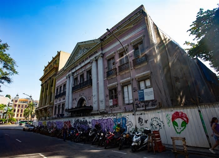 Os tapumes da Rua do Passeio: prédios históricos do Centro sofrem com descaso