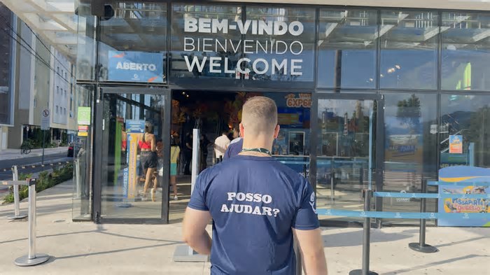 Por trás das férias perfeitas: trabalhadores mantêm o turismo ‘de pé’ em Balneário Camboriú