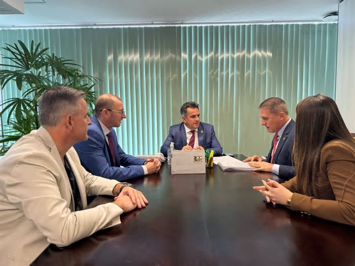 Dissidentes do PP entregam abaixo-assinado ao presidente nacional do partido