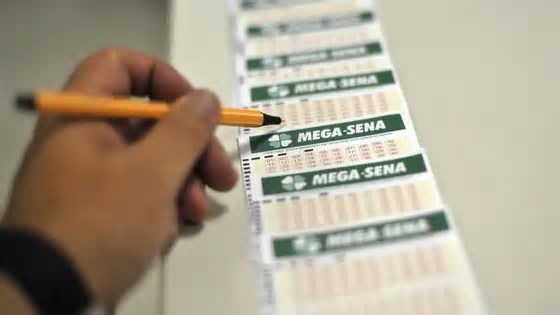 Mega-Sena acumula e sorteio de terça-feira promete prêmio de R$ 55 milhões