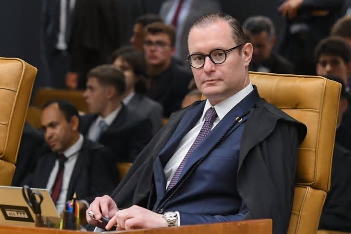 Zanin rejeita petição feita com inteligência artificial e aplica multa por má-fé