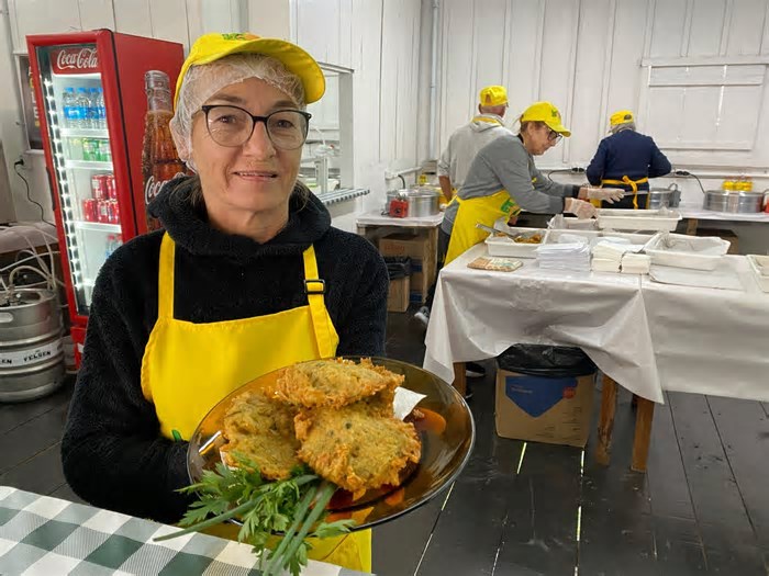 FESTA DA COLÔNIA: Evento inicia com expectativa de vendas recorde; bolinhos de batata tem alta procura