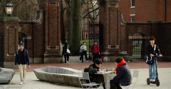 Trump defende veto a estudantes estrangeiros em Harvard