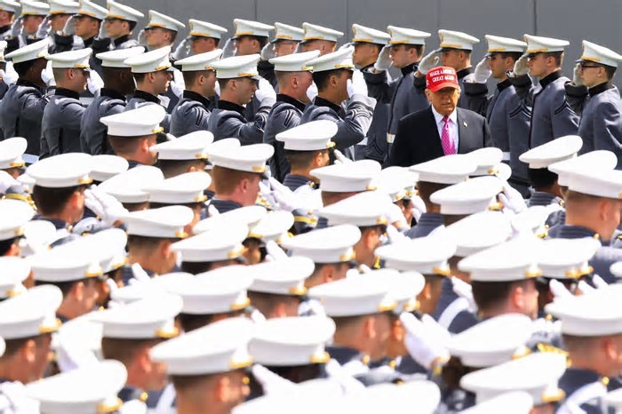 Em estilo de comício, Trump ralha contra diversidade em discurso para militares