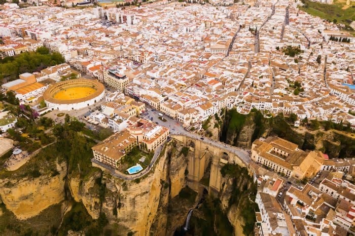 Viagem para Ronda: conheça a cidade construída sobre um abismo rochoso