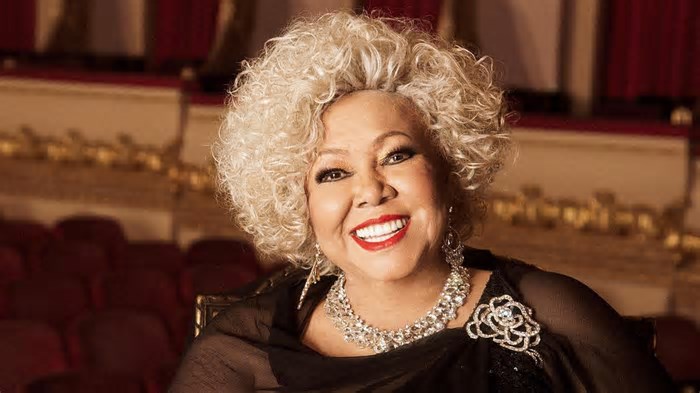Alcione preocupa fãs ao deixar evento na Bahia de cadeira de rodas