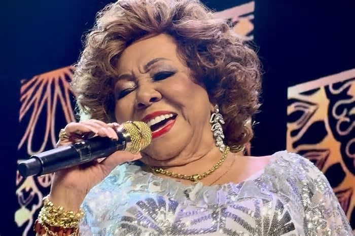 Equipe de Alcione explica uso de cadeira de rodas após evento na Bahia