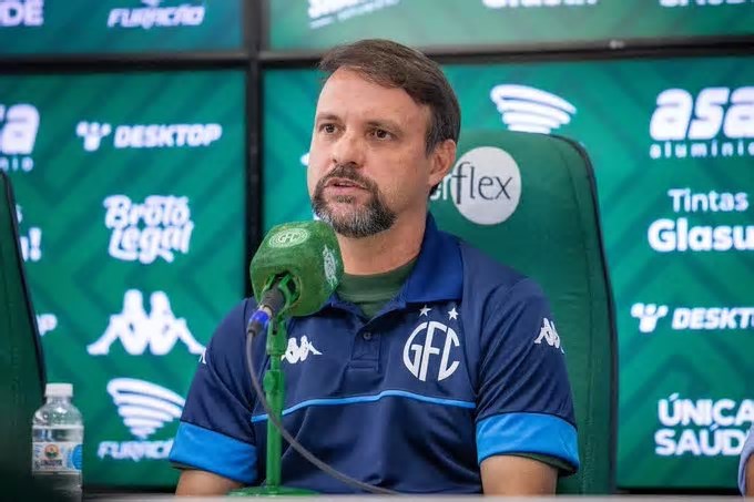 Ex-técnico do Guarani recebe proposta internacional e pode deixar o Brasil