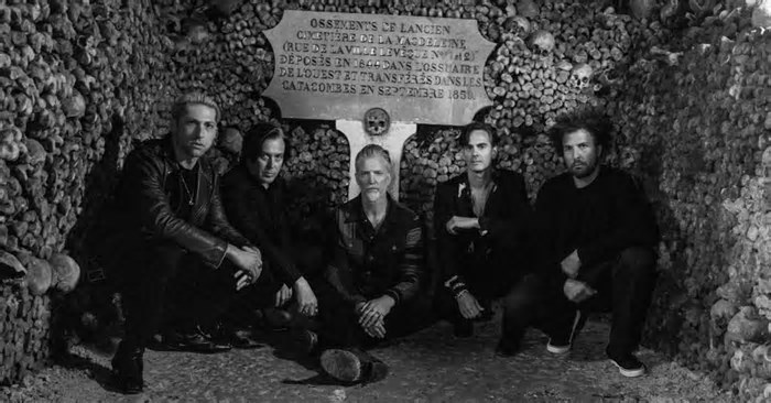 Show do Queens of the Stone Age nas Catacumbas de Paris será exibido no Brasil