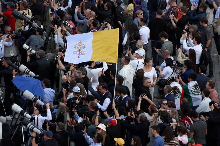 Fumaça branca indica que novo Papa foi escolhido no Vaticano