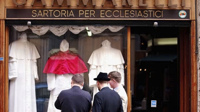 Quem Faz as Roupas do Papa: Tradição, Alfaiataria e Preparação no Vaticano