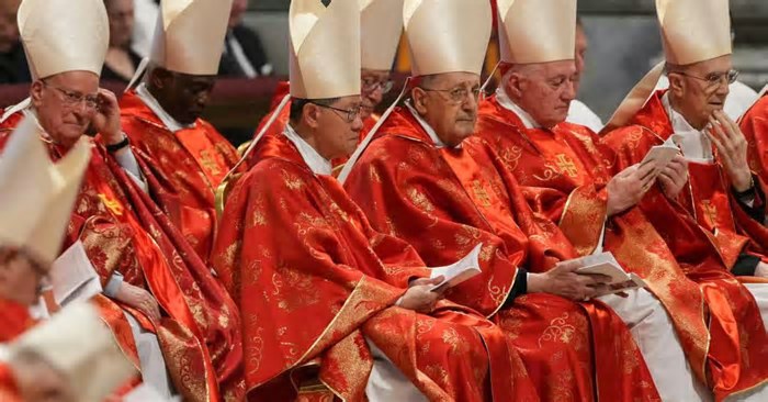 Cardeal acusa Vaticano por ser ‘excluído’ do conclave; entenda
