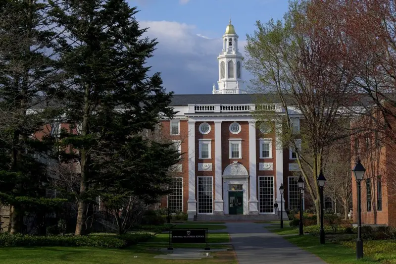 Trump proíbe Harvard de matricular estrangeiros: 'Que isso sirva de aviso'