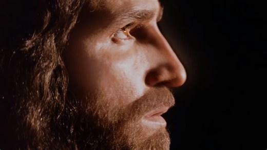A experiência de quase morte de Jim Caviezel na mesa de operação que o fez se tornar ator e interpretar Jesus: 'Deus pediu isso para mim'