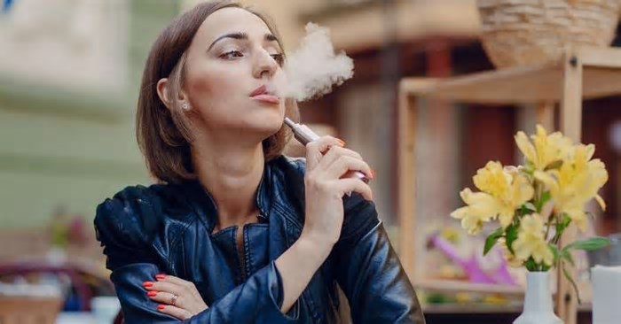 Mulheres estão fumando mais cigarro eletrônico, mostram dados do Ministério da Saúde