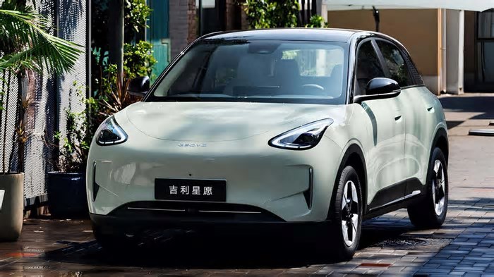 Geely Xingyuan atinge 200 mil unidades e mira BYD Dolphin no Brasil