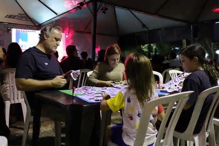 Evento prévio transforma Praça XV em festa da ciência para crianças e famílias