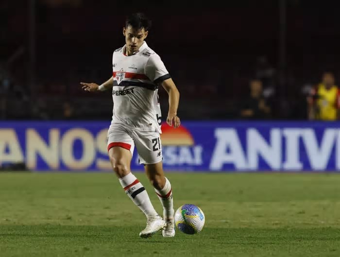 Jogador do São Paulo é acusado de xenofobia por adversário, que desabafa: