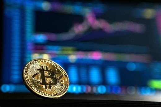 Bitcoin dispara e bate US$ 100 mil pela 1ª vez desde fevereiro