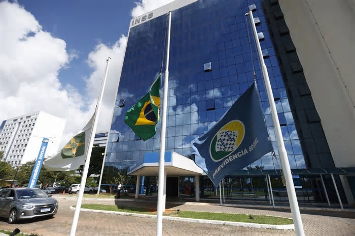 AGU pede apreensão de passaporte de dirigentes de entidades investigadas por fraude no INSS