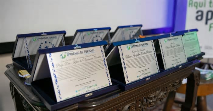 Estudantes e profissionais são homenageados em Prêmio da UEA