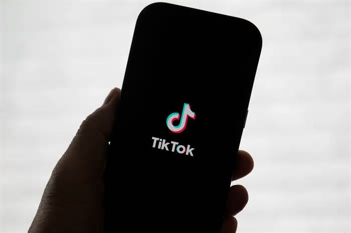 TikTok continua a ignorar riscos para a saúde mental dos jovens, alerta Amnistia Internacional