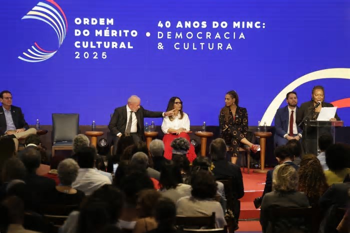 Democracia está 'capengando, mas andando', diz Lula em evento com homenagem a Janja no Rio