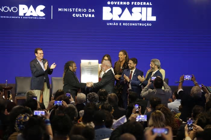 Em reinauguração do Capanema, Paes volta a pedir que Lula torne o Rio a capital honorária do Brasil