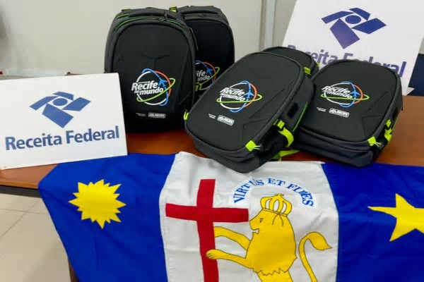 Receita Federal doa mochilas e smartphones a estudantes do Recife