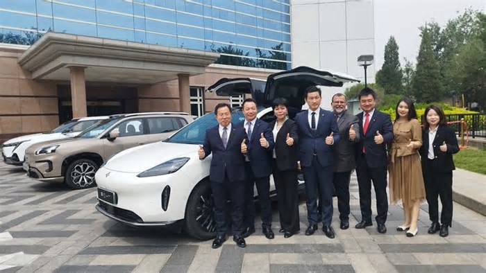 Chinesa GAC diz a Lula que vai fabricar carros em Goiás e oferece frota elétrica para COP-30