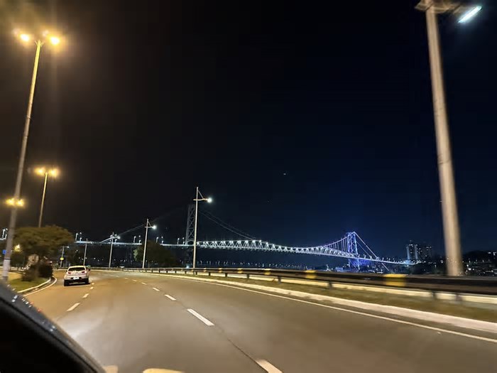 O que está por trás do apagão parcial da iluminação cênica da ponte Hercílio Luz