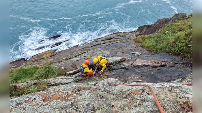 Corpo encontrado entre pedras em trilha de Florianópolis pode ser de turista argentino
