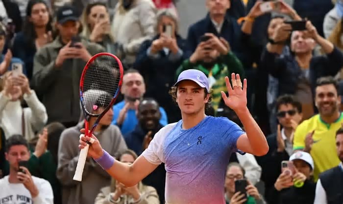 João Fonseca cai, mas duplas brasileiras vencem em Roland Garros
