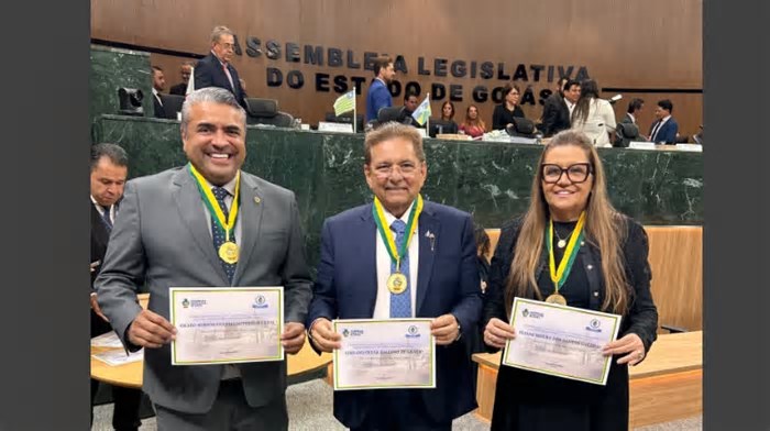 Deputados Adriano Galdino e Cicinho Lima recebem honraria na Assembleia Legislativa de Goiás
