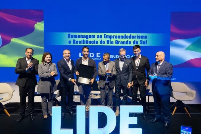 Lide SC debate desenvolvimento sustentável com governador Eduardo Leite, homenageia RS e anuncia Fórum em Marrocos