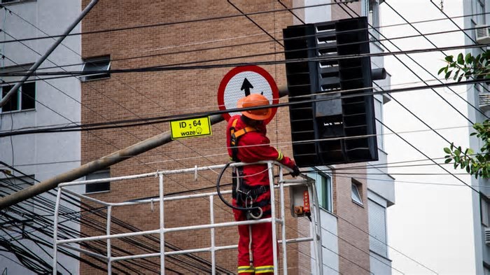 Do dinheiro rápido ao apagão: quem compra e quanto se paga pelos fios furtados em Florianópolis