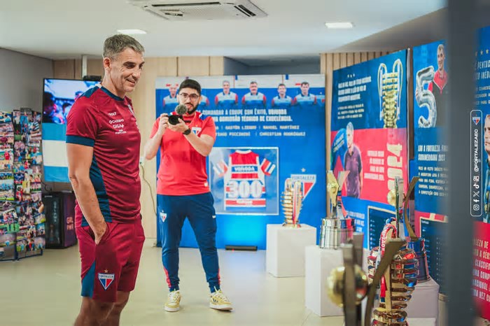 Vojvoda recebe homenagem do Fortaleza por atingir marca de 300 jogos