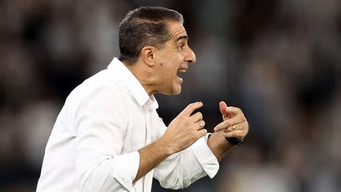 Fogo amigo? Renato Paiva justifica gesto obsceno após gol do Botafogo