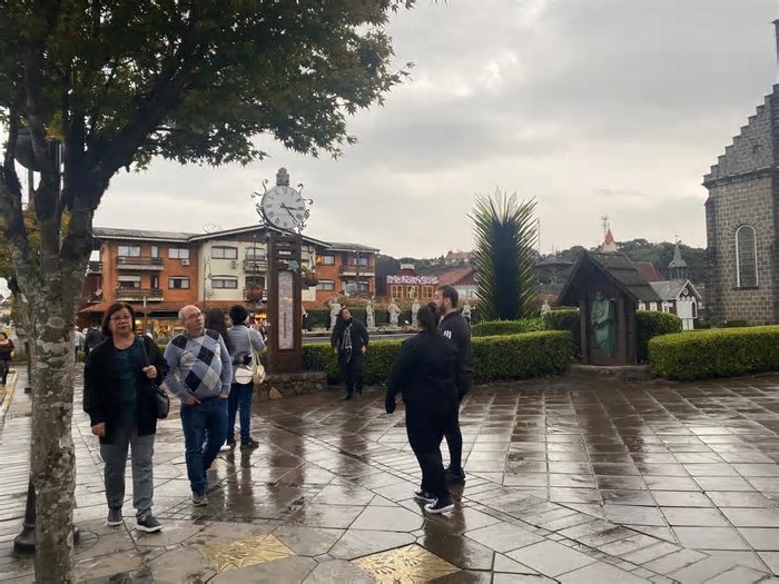 Instabilidade chega em Gramado e turistas têm expectativas por ver neve nos próximos dias