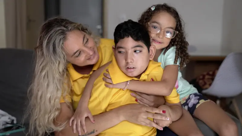 As mães que lutam pela sobrevivência de seus filhos 10 anos após crise do zika: 'É a gente que segura uma a mão da outra'