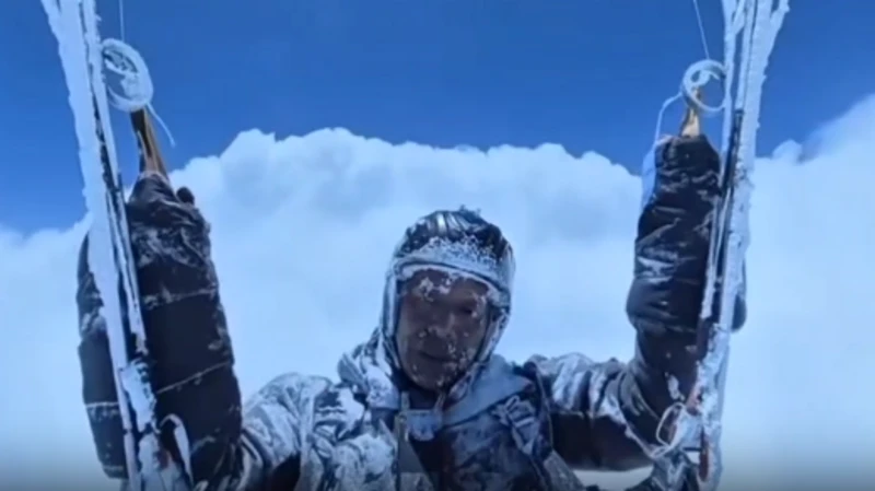 Homem sobrevive a voo acidental de parapente a 8 mil metros de altitude