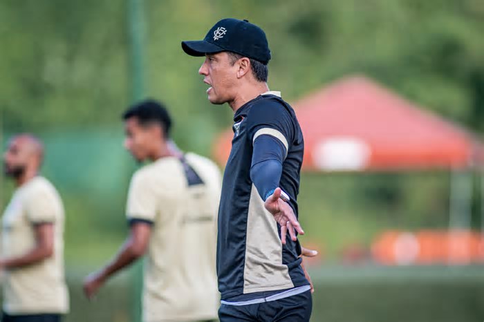 ‘O burro aqui levou o Vitória para a Sul-Americana’, dispara Carpini após criticas da torcida