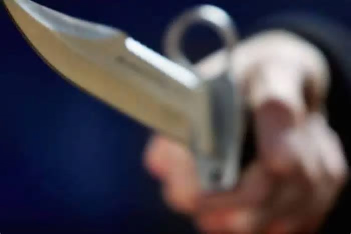 Discussão por música termina em morte a facadas; assassino é preso escondido embaixo de carro
