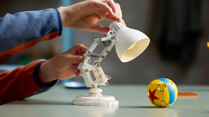 A luminária da Pixar agora é LEGO, e traz referências que você vai reconhecer