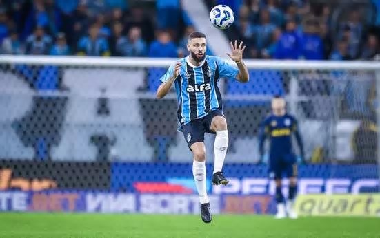 Dirigente do Grêmio joga nota de R$ 2 no campo contra a arbitragem