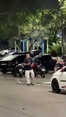 Sargento é espancado por cerca de cinco homens durante confusão em bar; assista