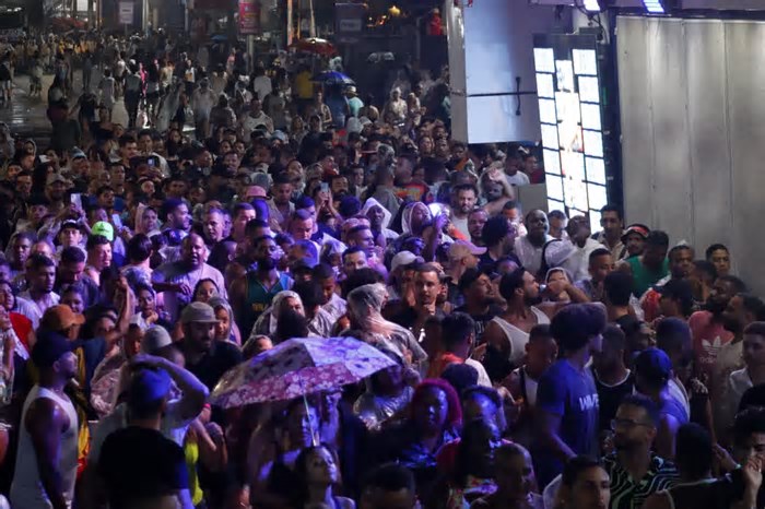 Mesmo com chuva, 120 mil pessoas compareceram à Micareta de Feira 2025 no segundo dia de festa