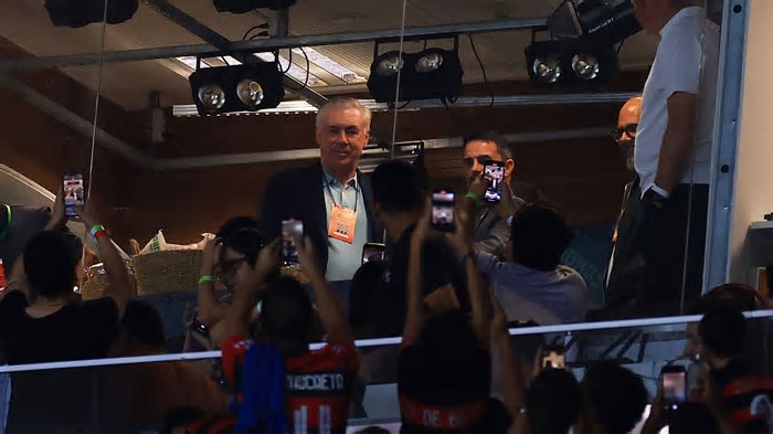 Vinícius Júnior reencontra Flamengo e Carlo Ancelotti no Maracanã, em noite de Libertadores marcada por presenças ilustres
